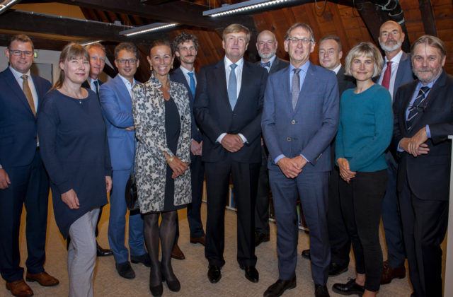 King Willem-Alexander with directors of the KNAW and KNAW Institutes and the presenting researchers.