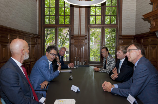 King Willem-Alexander visits KNAW's Humanities Cluster Institutes and NIAS