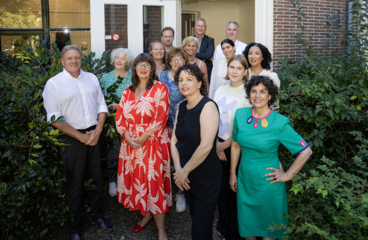 Photo of the NIAS staff in the garden of the Oost-Indisch Huis by Marieke de Bra