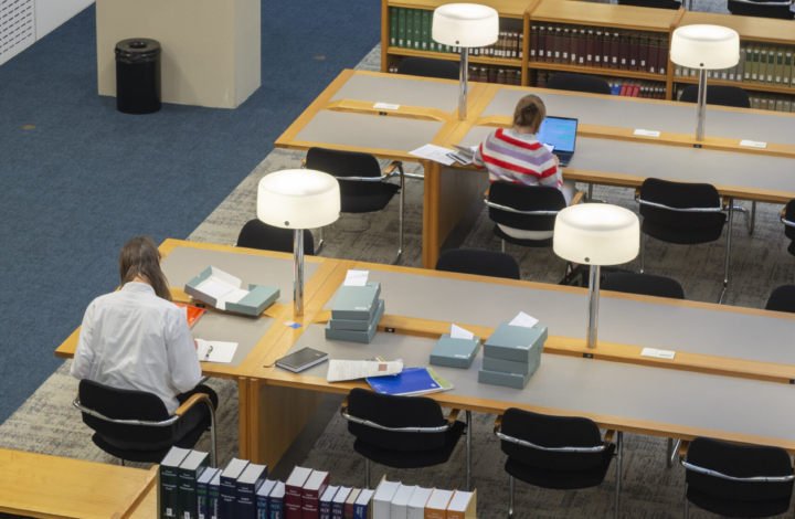 Photo of a reading room at the KB