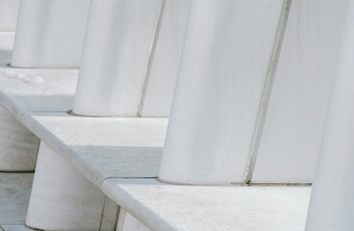 White stone pillars, Laura Tancredi, pexels.com