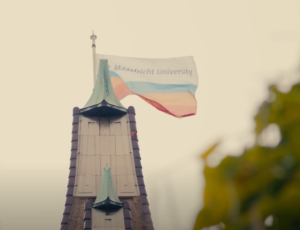 Image of Flag with Maastricht University written on it.